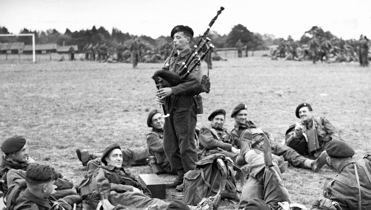 1920px Bill Millin 1944